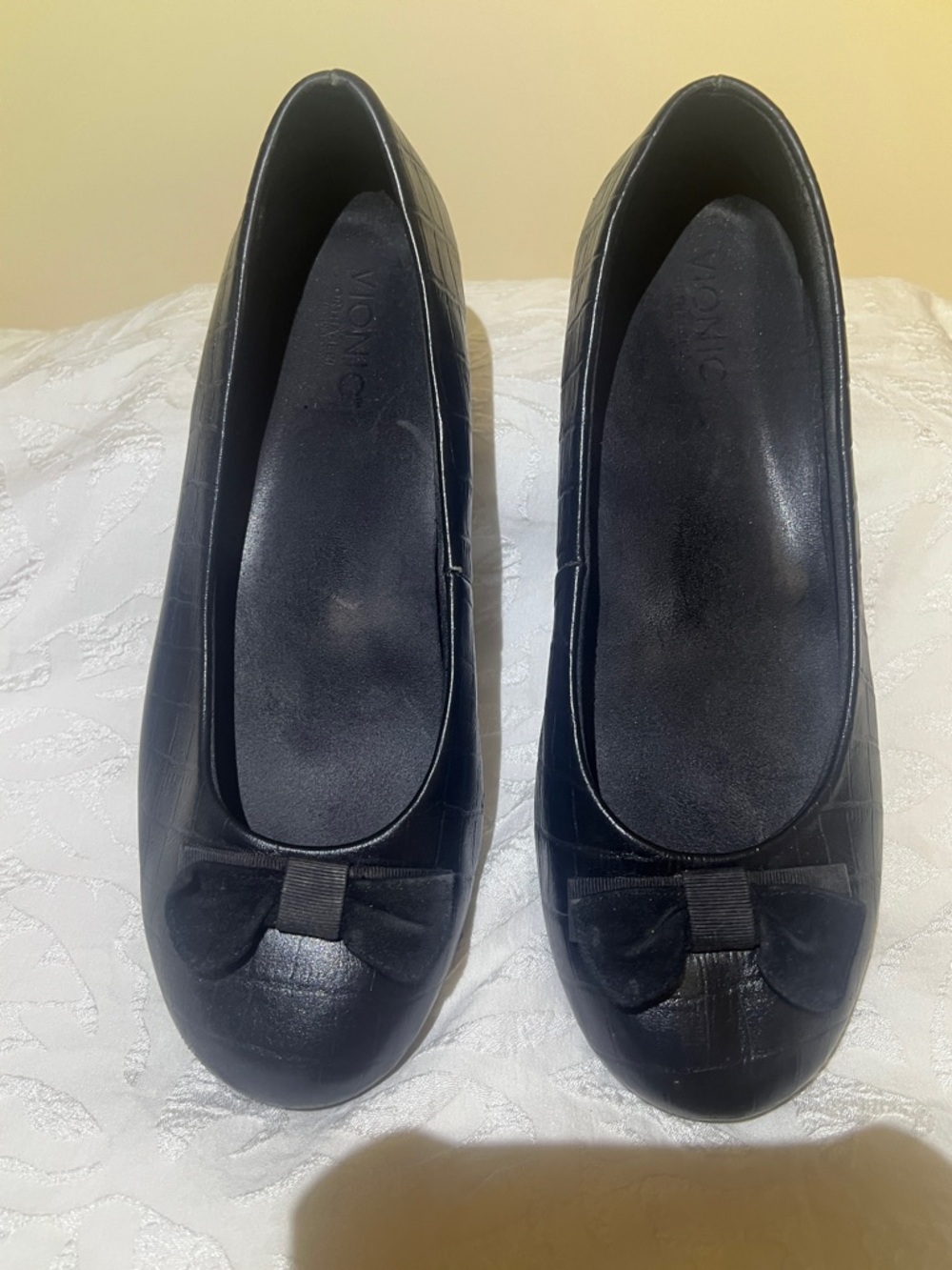 Vionic Black Croc-Texture Ballet Flats with Bow Accent